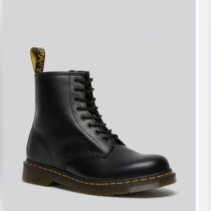 Dr. Martin 8 eye Black Boot